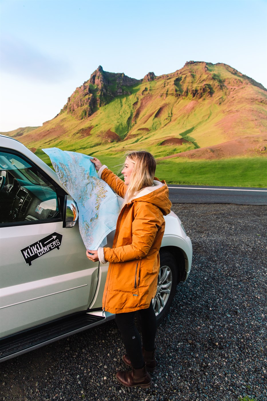 Lire une carte en Islande sans perdre le nord Voyageuse devant son camping car, carte ouverte au vent islandais, prête à tracer un road trip qui finit rarement comme prévu mais toujours mieux qu’imaginé.