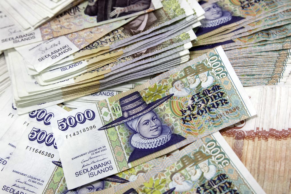 Le budget de votre road trip en mode version islandaise Couronnes islandaises en gros plan, rappel discret mais nécessaire que louer un camping car en Islande demande plus d’organisation que de magie.