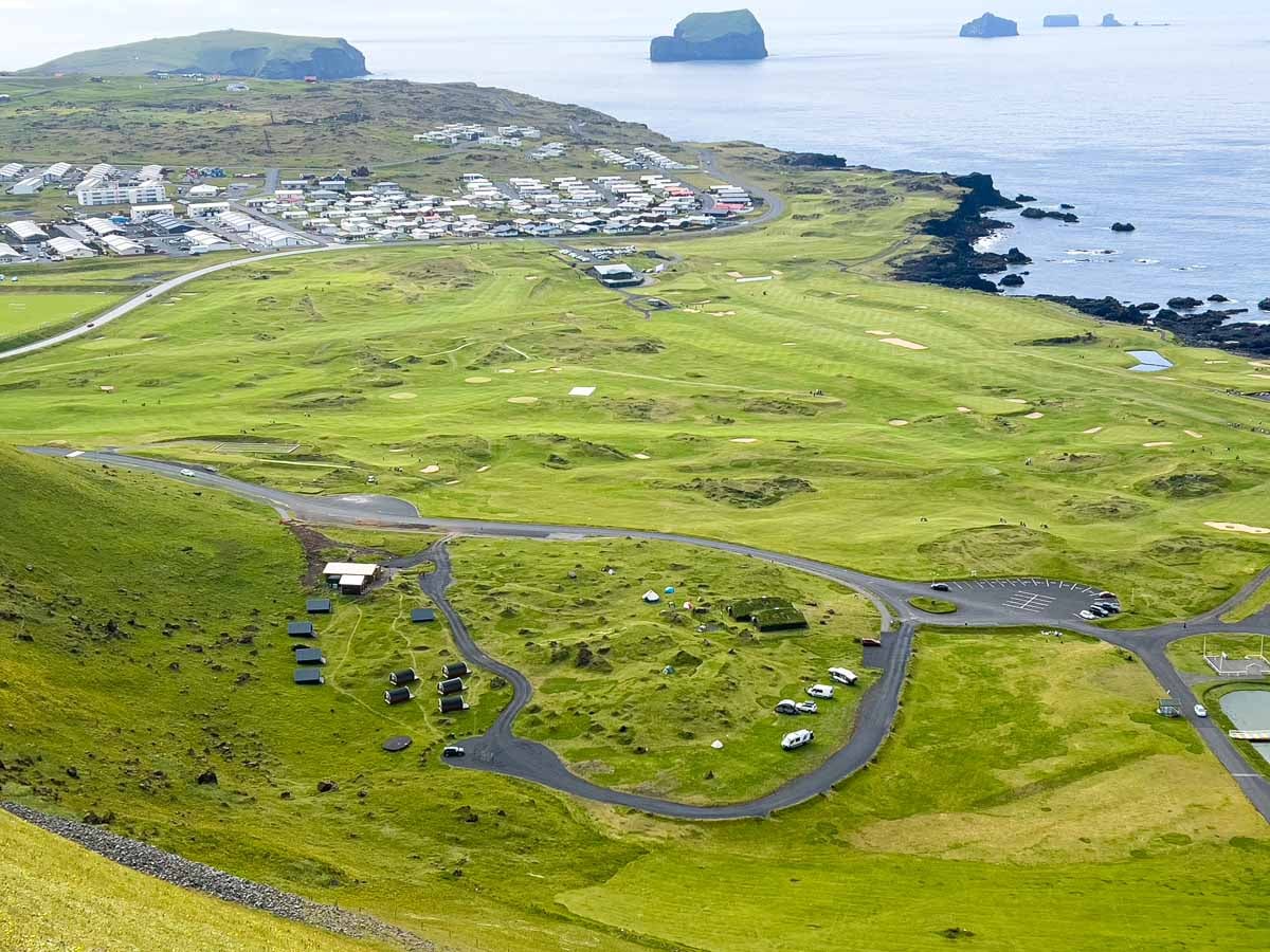 Vue aérienne d’un camping en Islande proche de la mer avec emplacements et installations aperçu réaliste des campings islandais